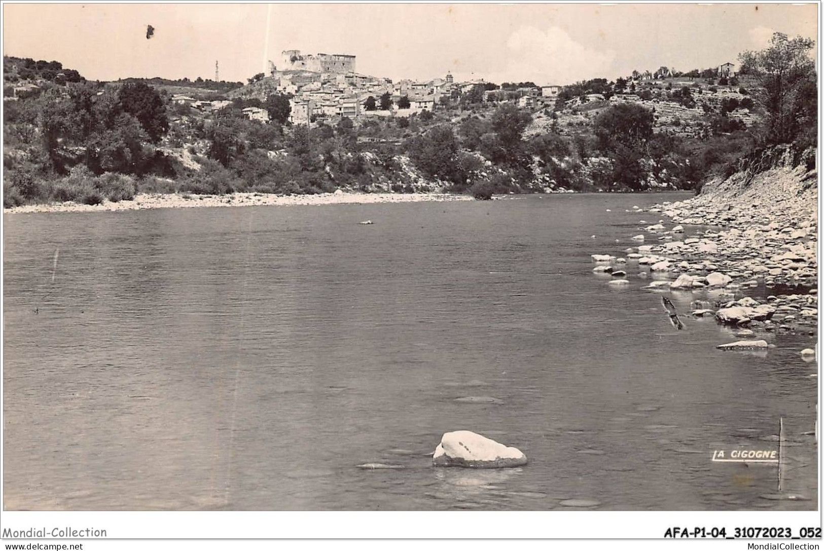 AFAP1-04-0027 - GREOUX-les-BAINS - Tourisme - Thermalisme - Climatisme - Le Verdon - Au Fond - Le Village Et Son Château - Gréoux-les-Bains