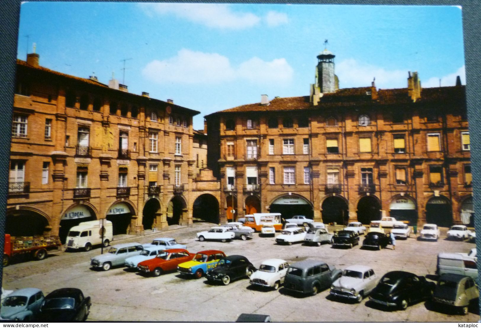 CARTE - 82 - MONTAUBAN - Place Nationale - VOITURE PUB RICARD  DAUPHINE  4 CV  DS  2 CV AMI6 ARONDE Etc... - Montauban