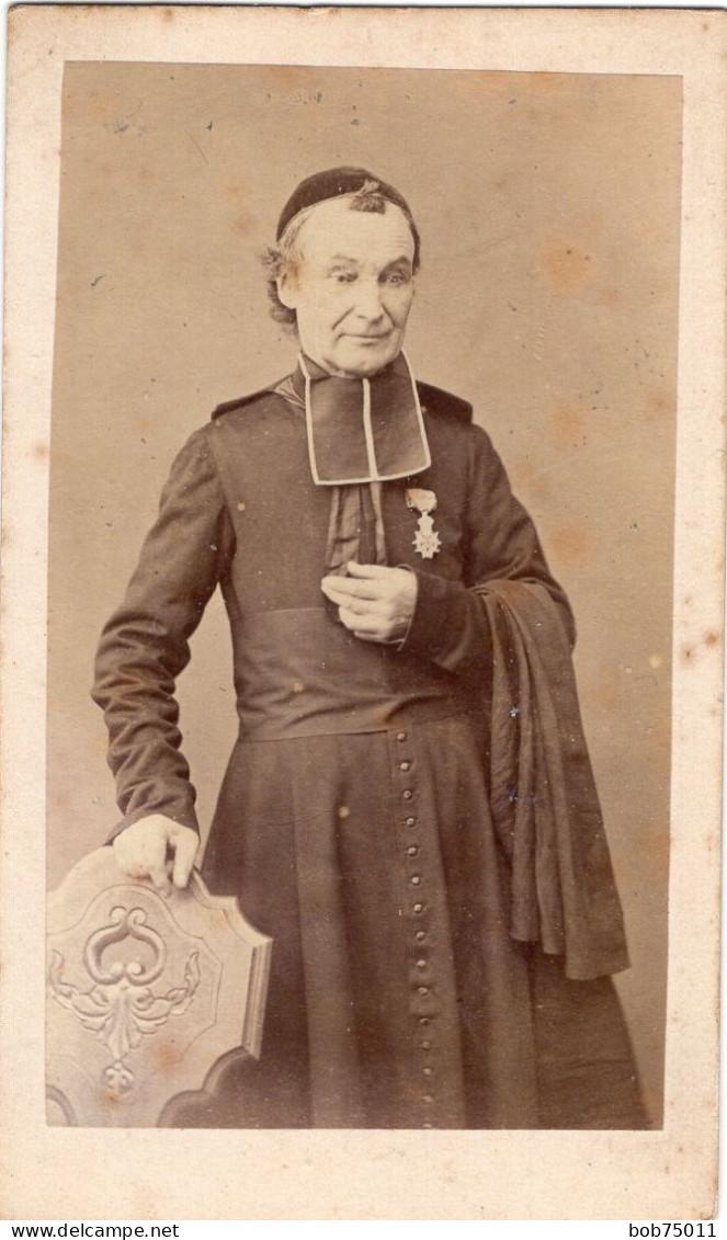 Photo CDV D'un Hommr D'église Décorer ( Un Abbé ) élégante Posant Dans Un Studio Photo A Lyon - Alte (vor 1900)