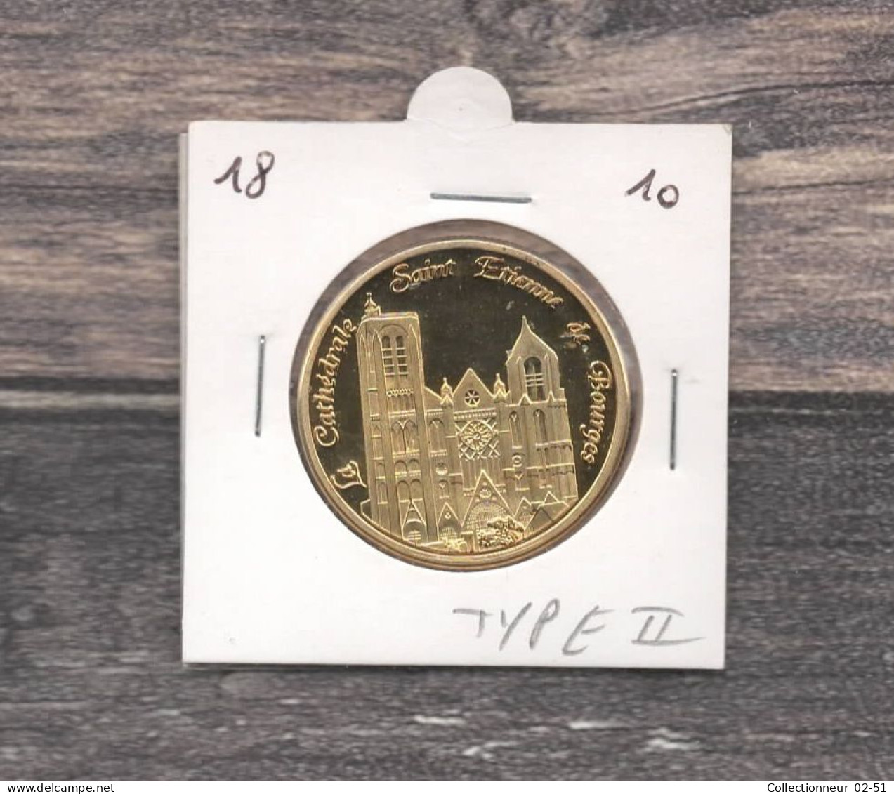 Médaille Souvenirs&Patrimoine :  La Cathédrale Saint-Etienne De Bourges - Vue De Face (couleur Or) - 2010 - Autres & Non Classés