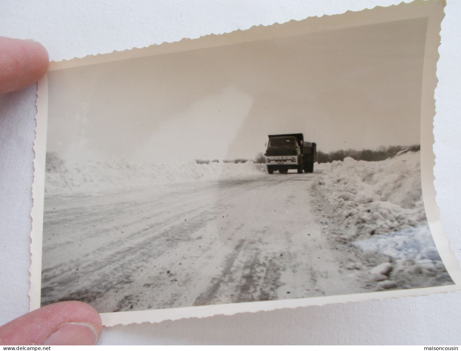 PHOTO ANCIENNE ANTIQUE FOTO SNAPSHOT FORD CAMION BENNE IMMATRICULE 62 NEIGE OLD TRUCK FORD - Automobile