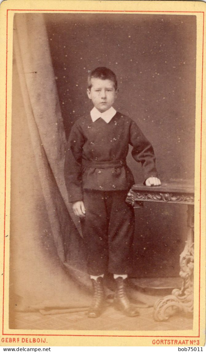Photo CDV D'un Jeune Garcon élégant Posant Dans Un Studio Photo A Den Haag  ( Pays-Bas ) - Old (before 1900)