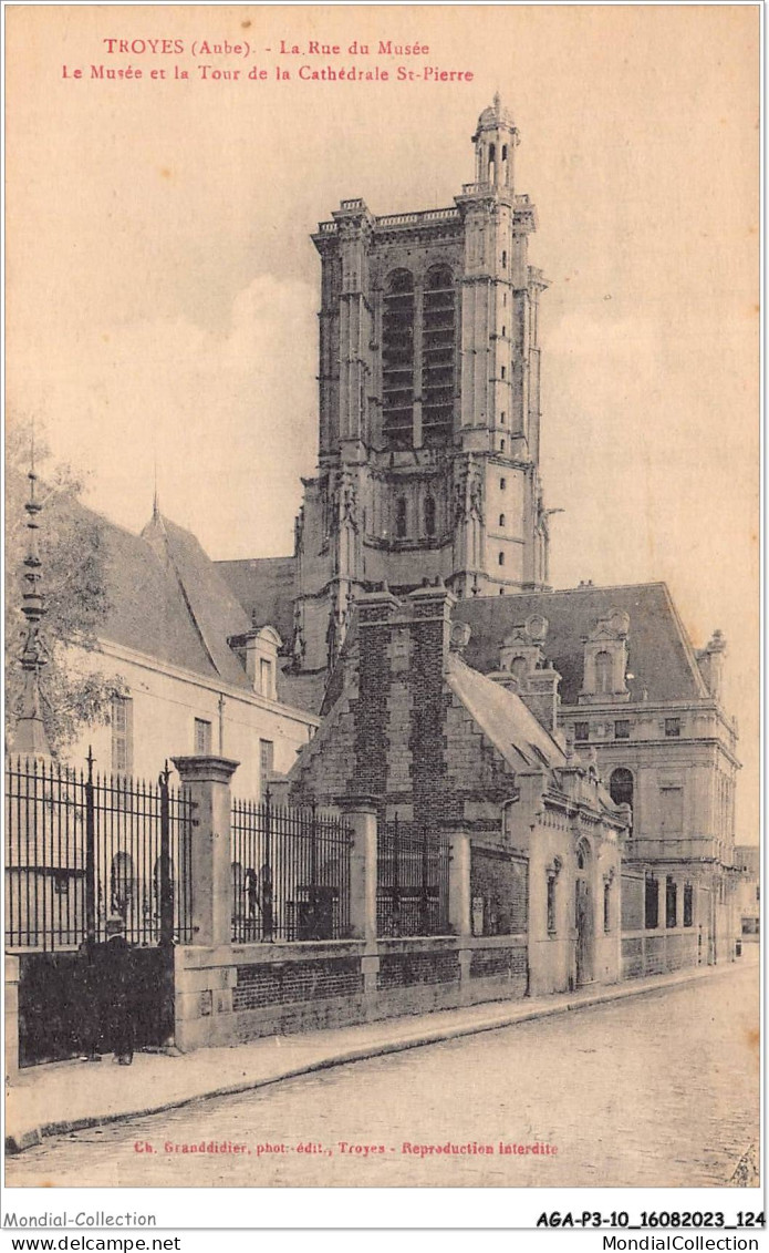 AGAP3-10-0260 - TROYES - La Rue Du Musée - Le Musée Et La Tour De La Cathédrale St-pierre  - Troyes