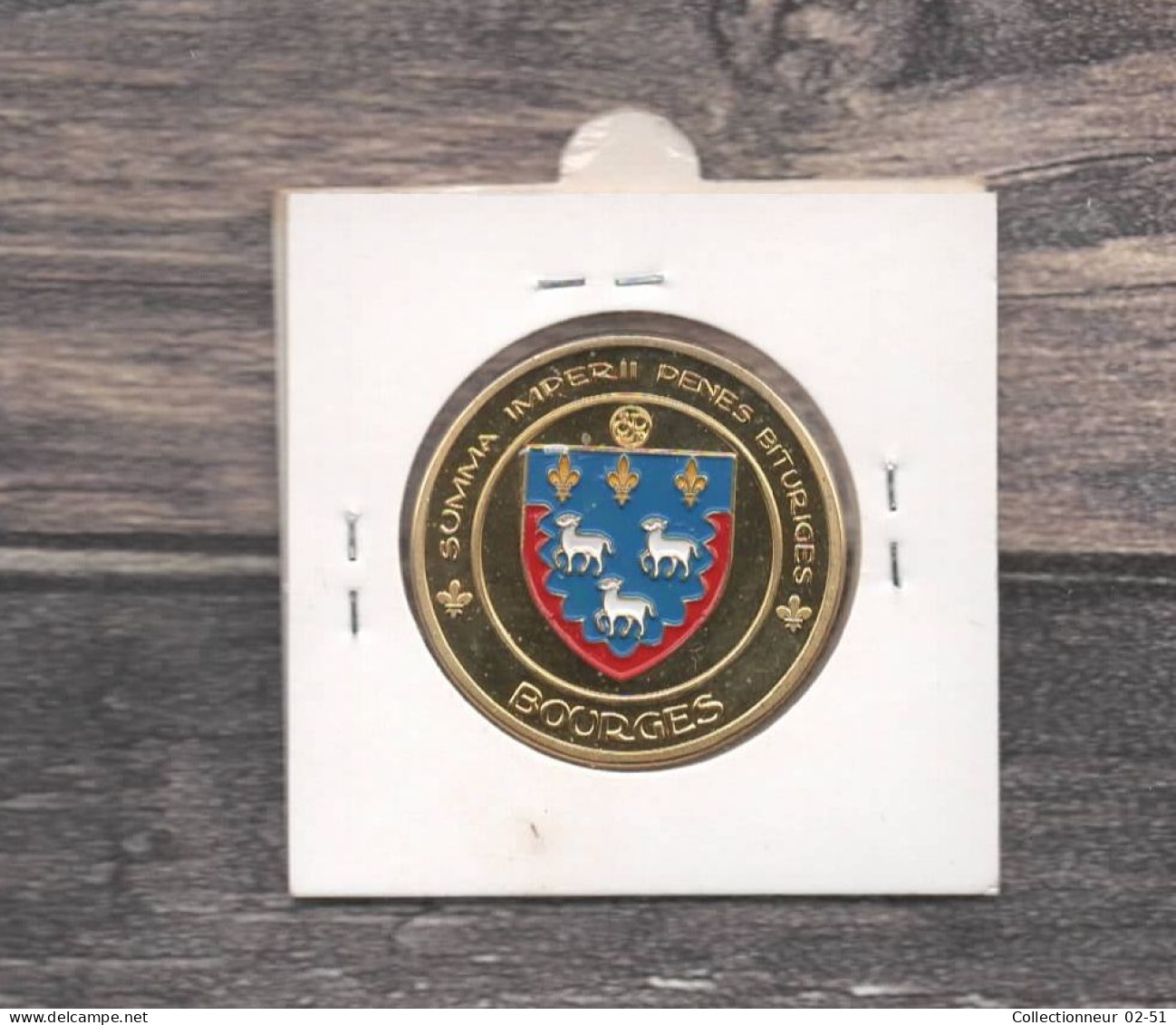 Médaille Souvenirs&Patrimoine :  La Cathédrale Saint-Etienne De Bourges - Vue De Coté (couleur Or) - 2010 - Otros & Sin Clasificación