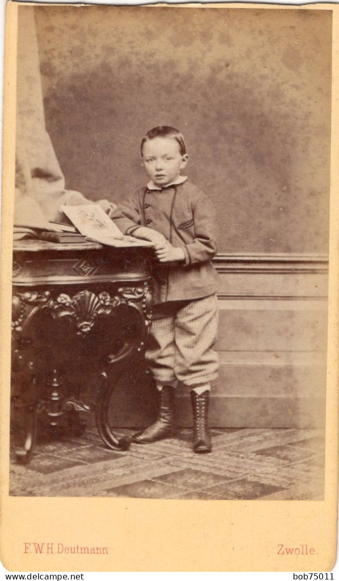 Photo CDV D'un Jeune Garcon élégant Posant Dans Un Studio Photo A Zwolle ( Pays-Bas ) - Alte (vor 1900)