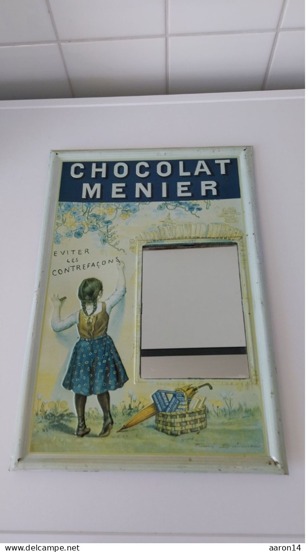 Tôle Lithographiée En Relief  Publicitaire  Avec Miroir  40 X 27 Cm CHOCOLAT MENIER  Année  60 - Süssigkeiten & Kuchen