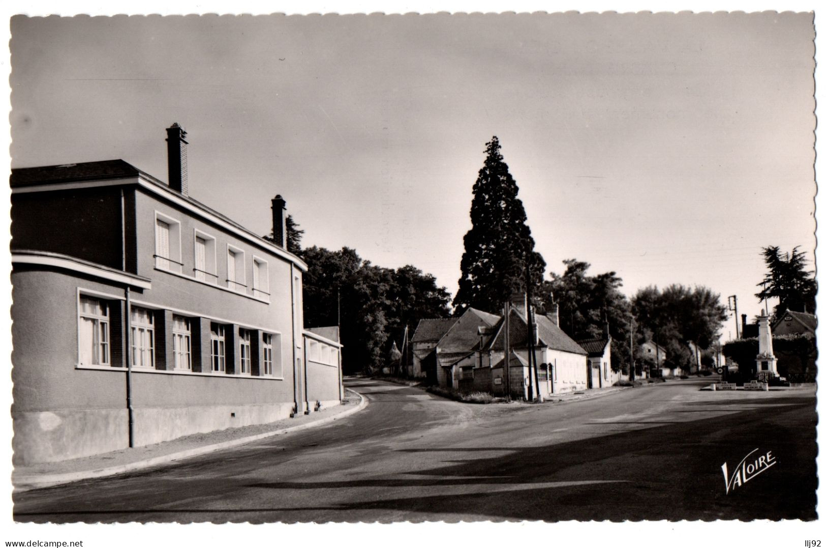 CPSM PF 36 - CHABRIS (Indre) - 15.524. Le Groupe Scolaire Et Monument Aux Morts - Other & Unclassified