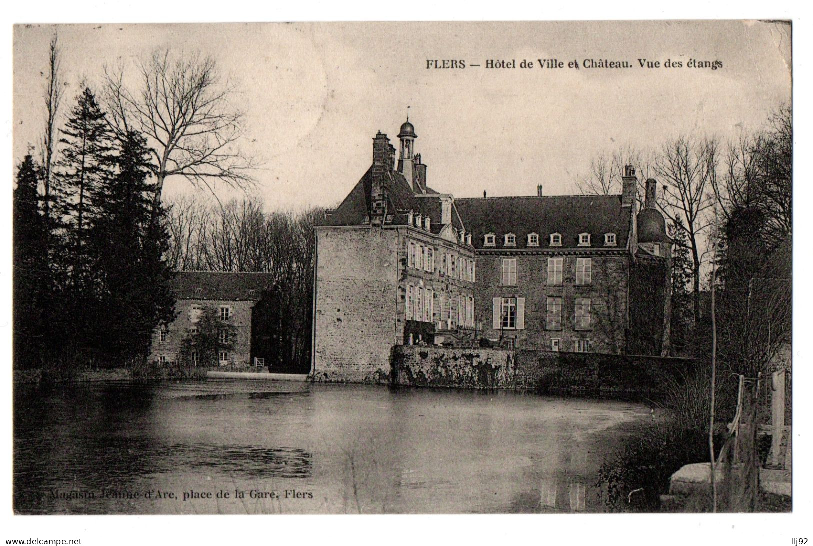 CPA 61 - FLERS (Orne) - Hôtel De Ville Et Château. Vue Des étangs - Flers