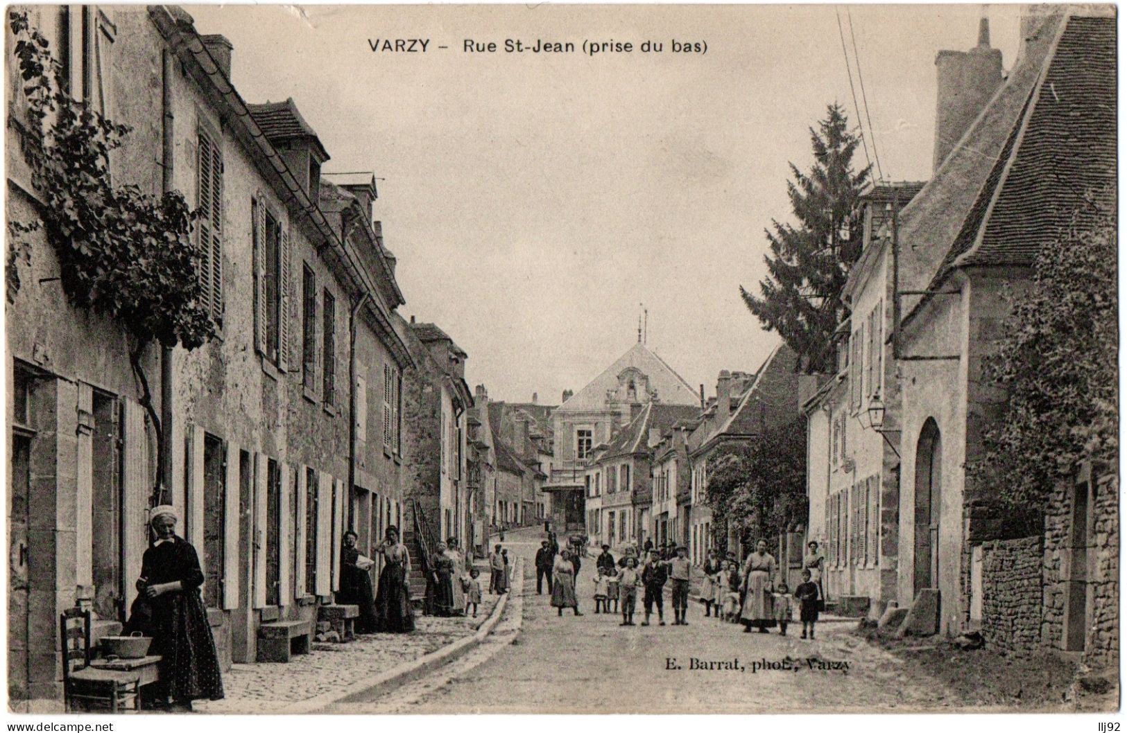 CPA 58 - VARZY (Nièvre) - Rue St-Jean (prise Du Bas) - E. Barrat, Phot (animée) - Andere & Zonder Classificatie