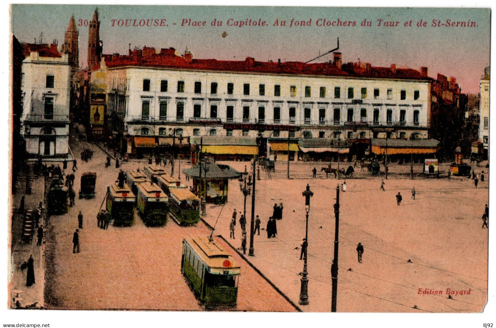 CPA 31 - TOULOUSE (Haute Garonne) - 30. Place Du Capitole, Au Fond, Clochers Du Taur Et De St-Sernin (tram) - Toulouse