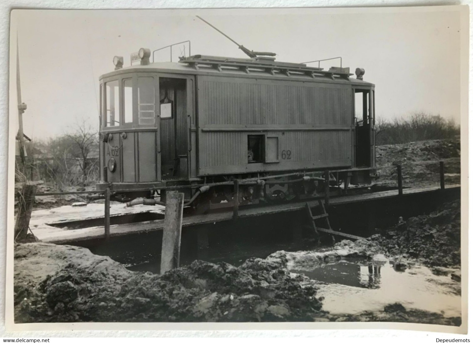 Photo Ancienne - Snapshot - Train - Wagon De Nettoyage Des Rails Sur Le Pont De Vidange - Ferroviaire - Chemin De Fer - Trains