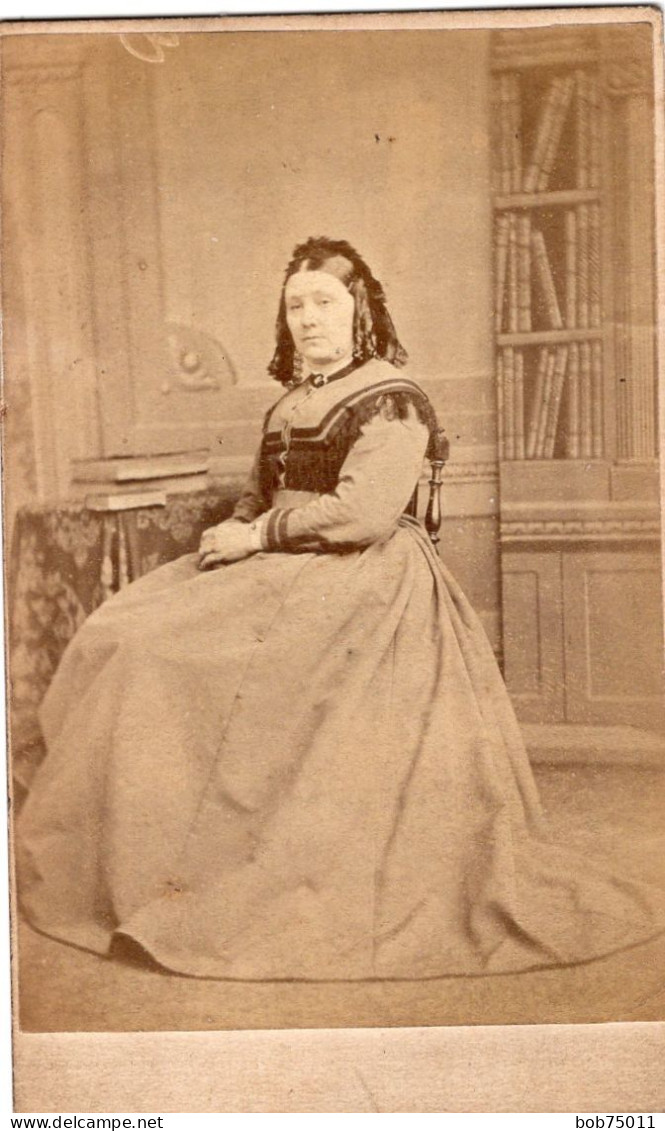 Photo CDV D'une Femme  élégante Posant Dans Un Studio Photo - Alte (vor 1900)