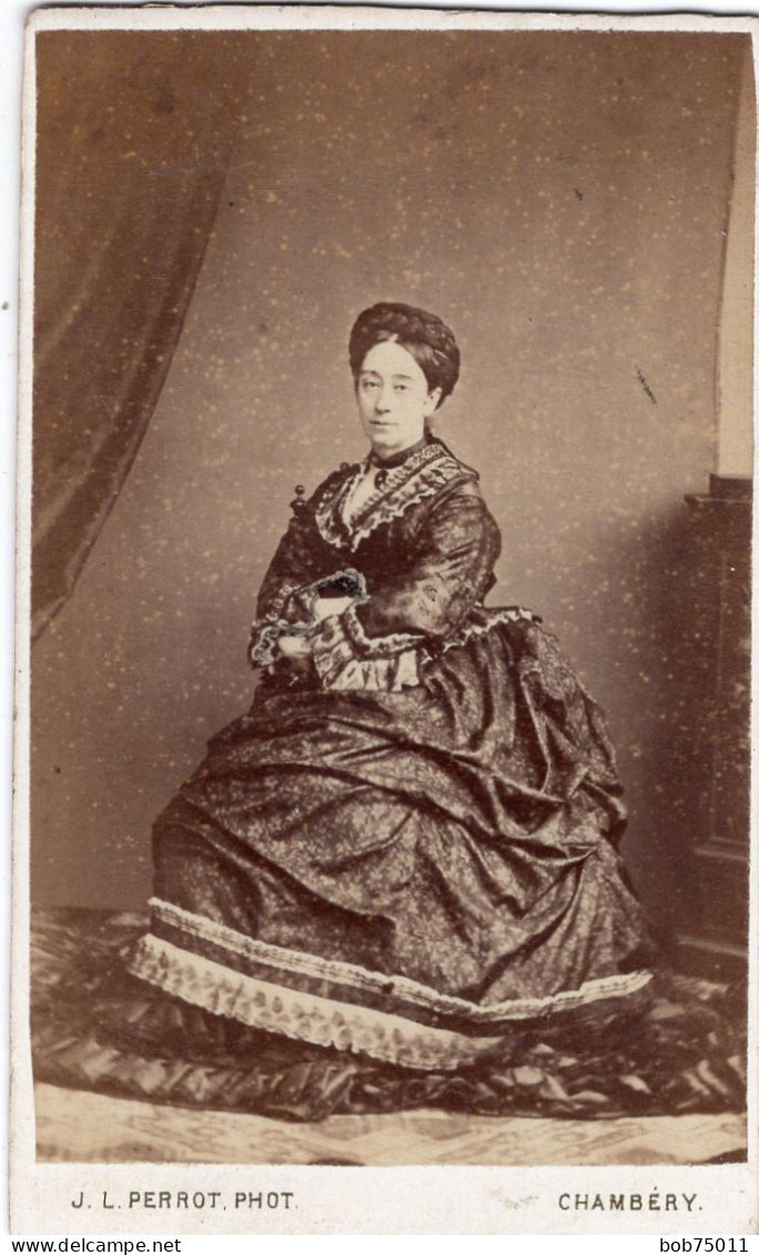Photo CDV D'une Femme élégante Posant Dans Un Studio Photo A Chambéry - Anciennes (Av. 1900)
