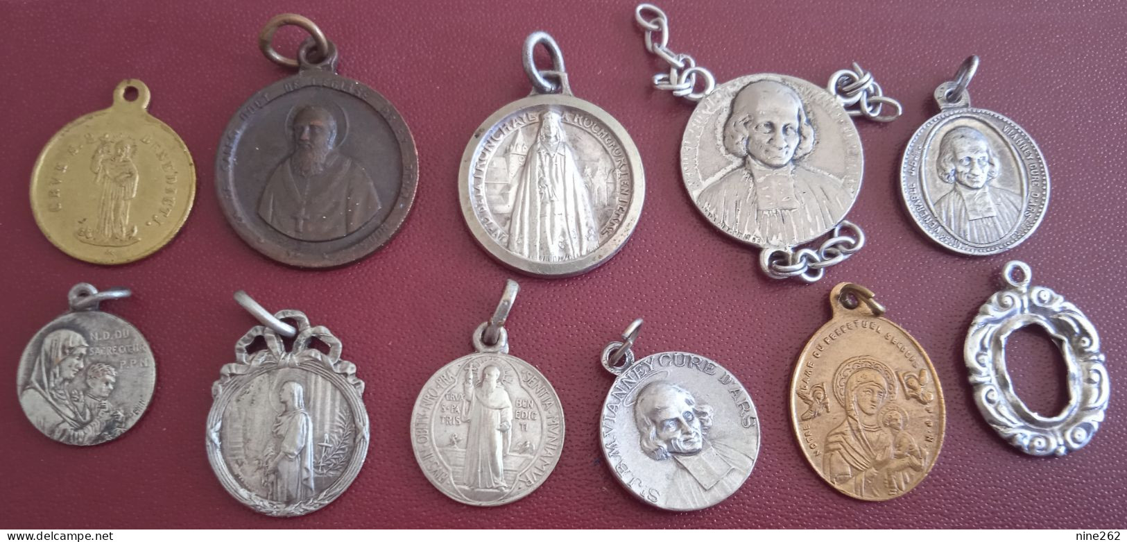 LOT DE  11   MEDAILLES RELIGIEUSES ...ARGENT-LAITON-BRONZE.... - Religion & Esotericism