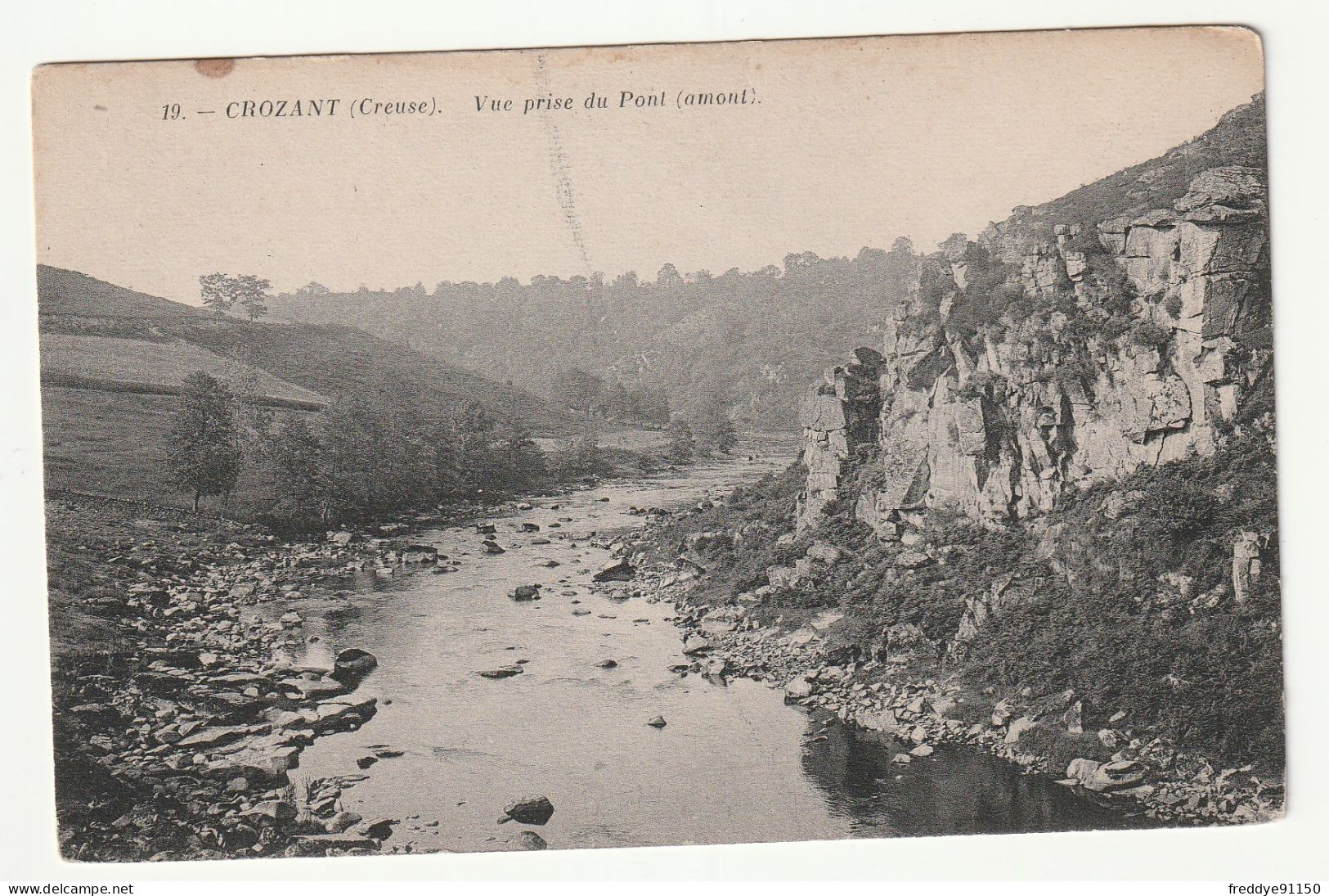 23 . CROZANT .  VUE PRISE DU PONT  EN AMONT  - Crozant