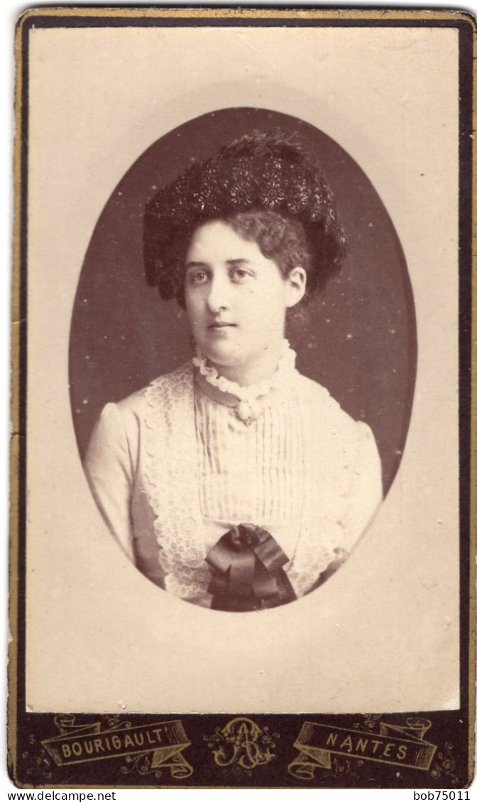 Photo CDV D'une Femme élégante Posant Dans Un Studio Photo A Nantes - Anciennes (Av. 1900)