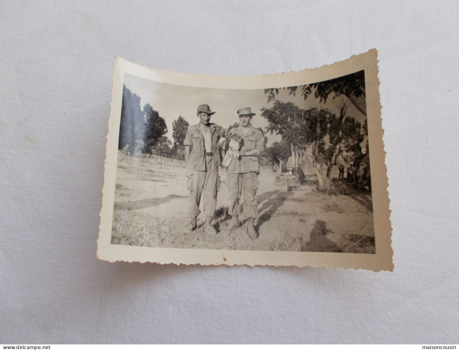 PHOTO ANCIENNE ANTIQUE FOTO SNAPSHOT MILITAIRE AVEC RAPACE MAROC KSAR EL SOUK VINTAGE - Guerre, Militaire