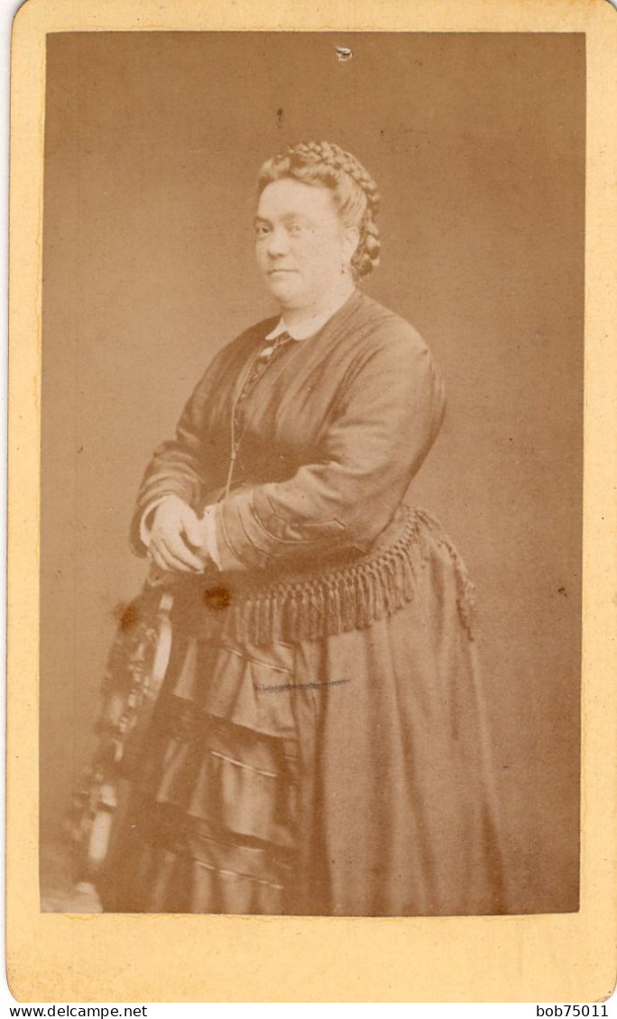Photo CDV D'une Femme élégante Posant Dans Un Studio Photo A St-Etienne - Anciennes (Av. 1900)