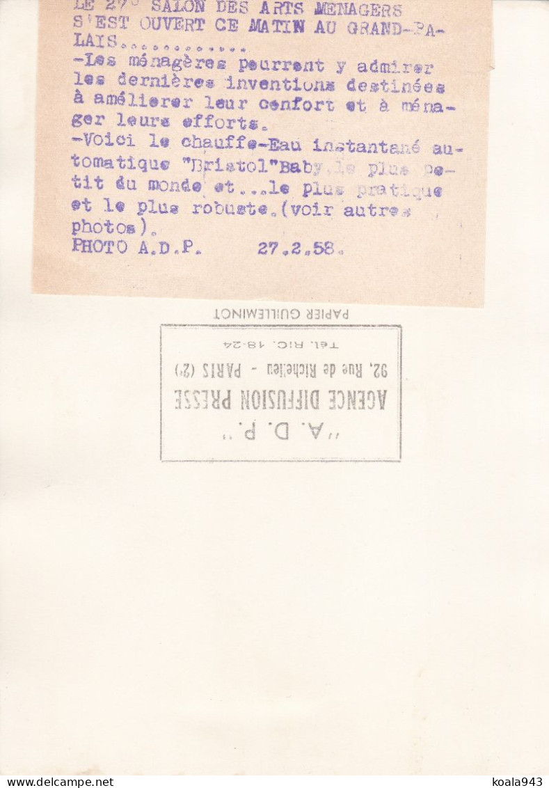 Photographie Originale Press 13x18 Cm 1958 Salon Des Arts Ménagers / Ancêtre Chauffe-Eau ! Agence ADP - Voorwerpen
