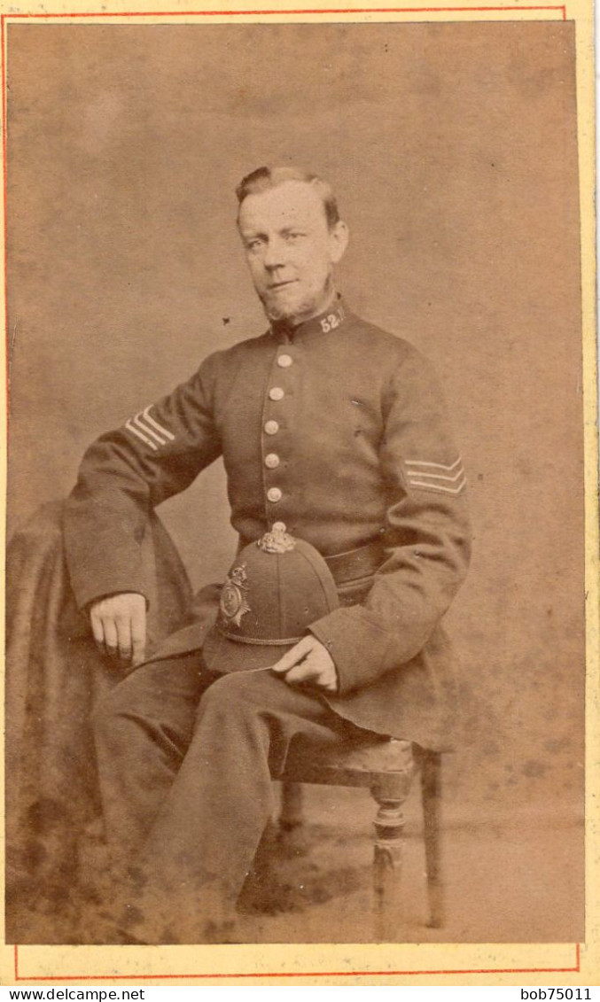 Photo CDV D'une Homme ( Un Sergent De Police Anglais ) Posant En Uniforme Dans Un Studio Photo Anglais - Anciennes (Av. 1900)