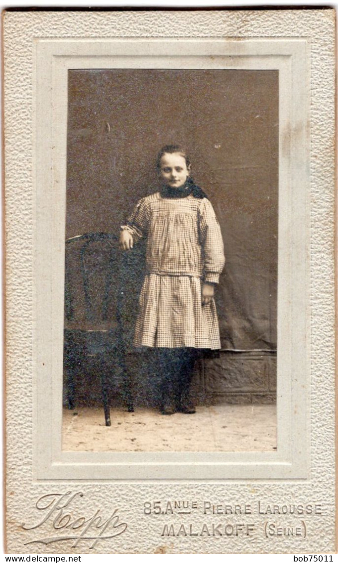 Photo CDV D'une Jeune   Fille élégante Posant Dans Un Studio Photo A Malakoff - Anciennes (Av. 1900)