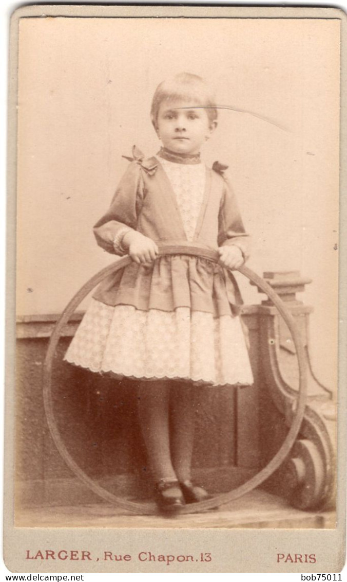 Photo CDV D'une Jeune   Fille élégante Posant Dans Un Studio Photo A Paris ( Le Trait Sur La Photo Ces Mon Scanner ) - Anciennes (Av. 1900)
