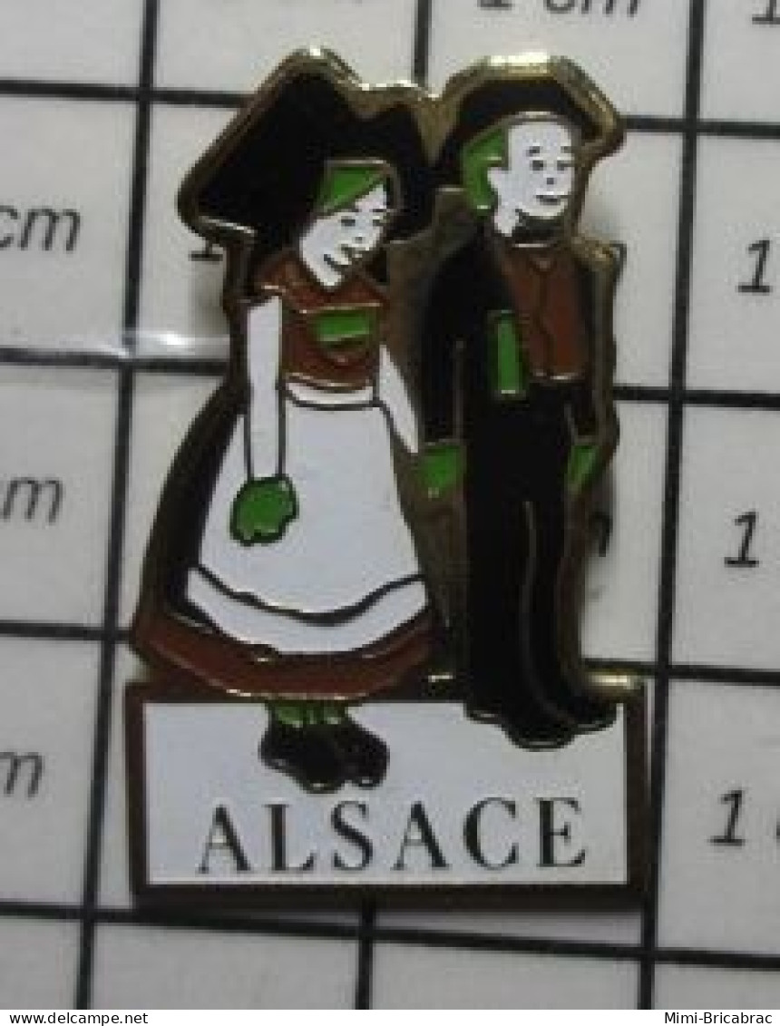 1216c Pin's Pins / Beau Et Rare / AUTRES / ALSACE COUPLE ALSACIENS - Autres & Non Classés