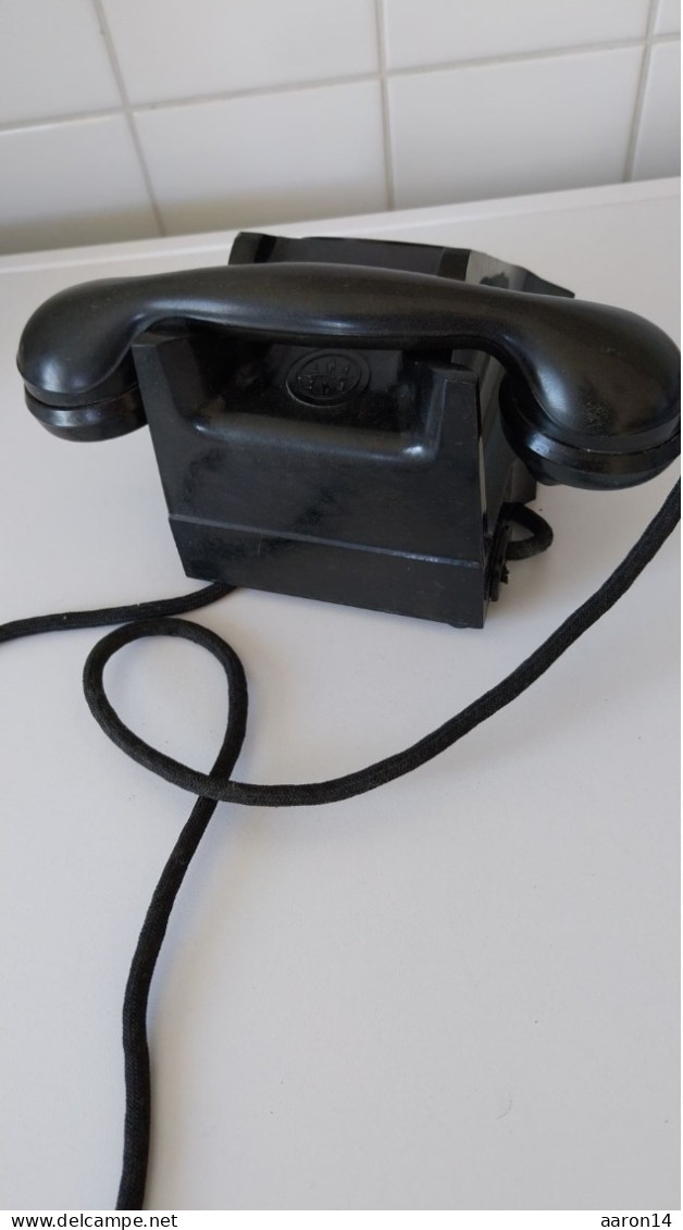 Ancien Téléphone Modèle Sans Cadran Avec Manivelle  Bakélite Noir Année 50 - Téléphonie