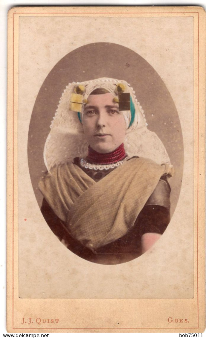 Photo CDV D'une Jeune Femme  élégante Posant En Tenue Régional  Dans Un Studio Photo A Goes ( Pays-Bas ) - Alte (vor 1900)