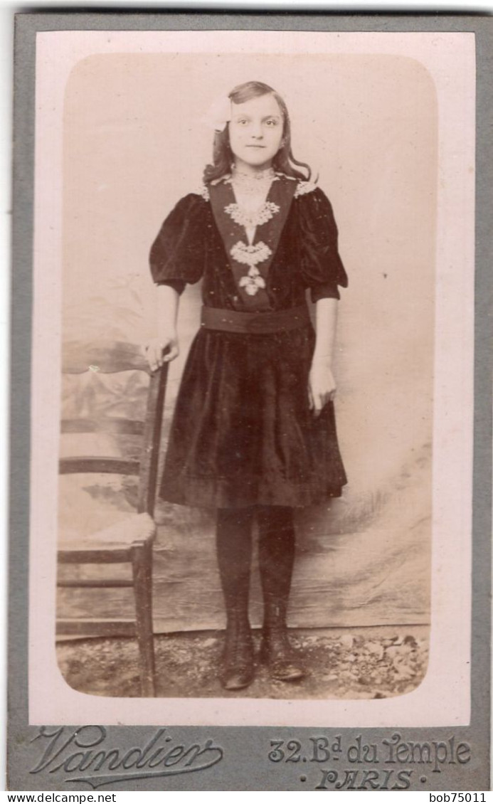 Photo CDV D'une Jeune Fille   élégante Posant Dans Un Studio Photo A Paris - Anciennes (Av. 1900)
