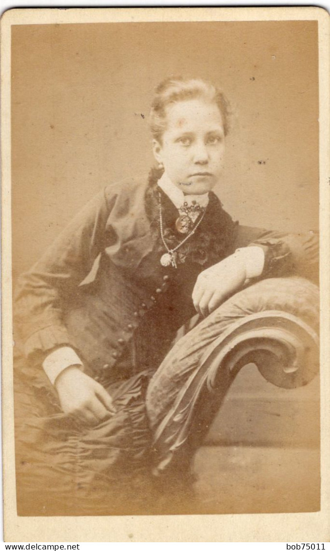 Photo CDV D'une Jeune Fille  élégante Posant Dans Un Studio Photo A  Warlworth  ( Londre) - Anciennes (Av. 1900)