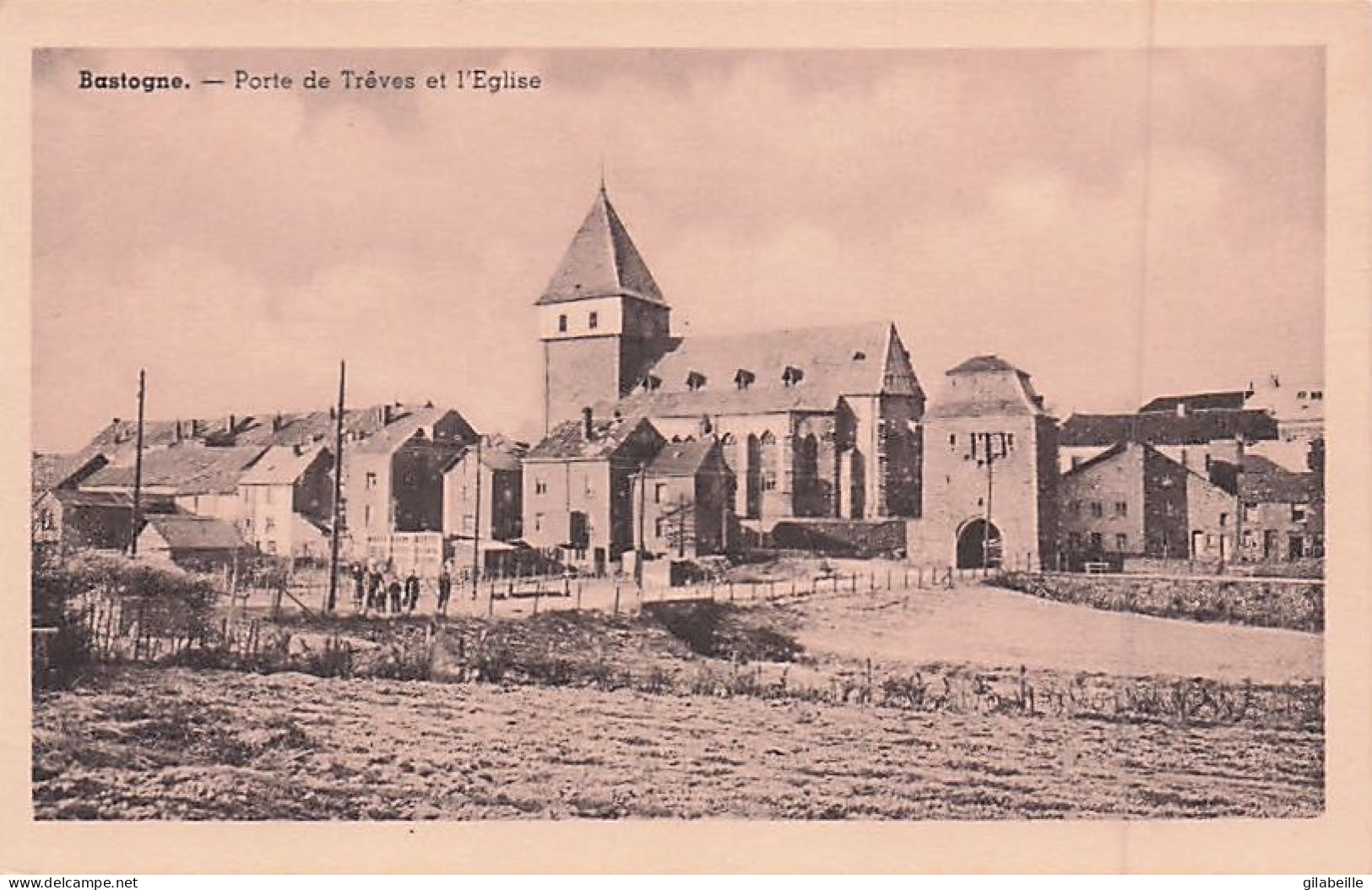 Bastogne - Porte De Treves Et L'église - Bastogne