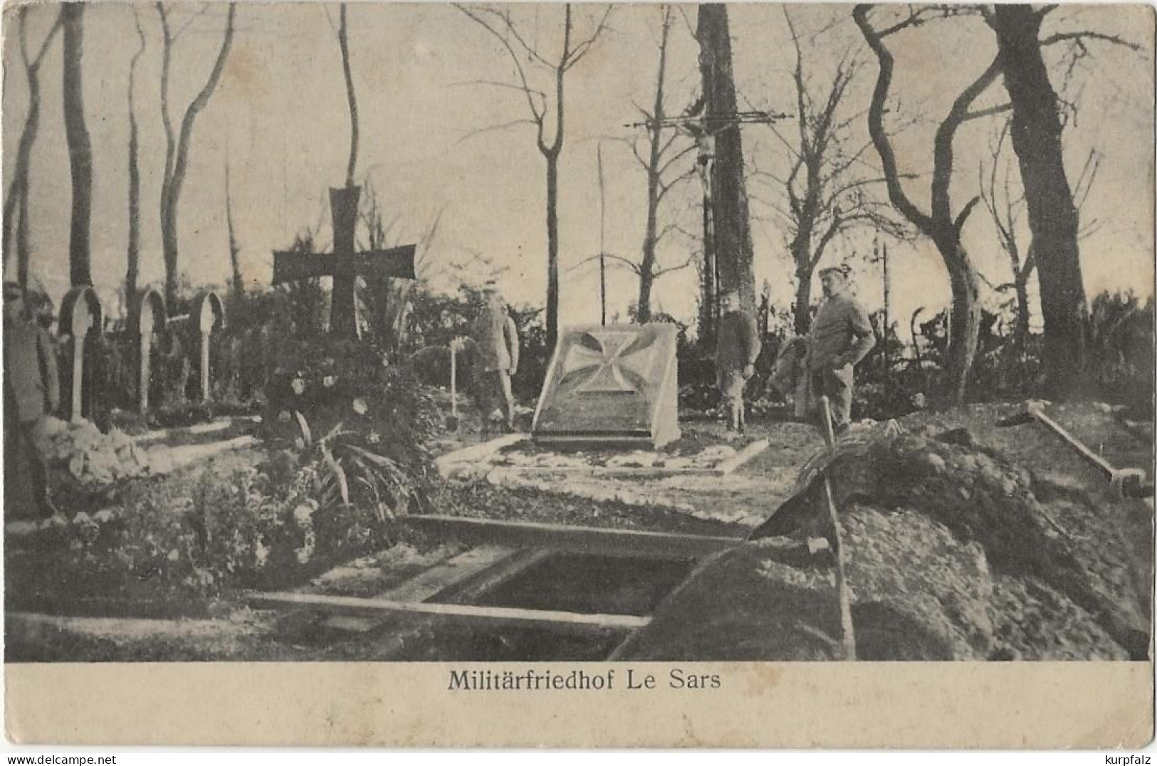 CPA Le Sars, Sud-Artois - Cimetière Militaire, Tombe Et Soldats, Feldpost 1916 - Bapaume