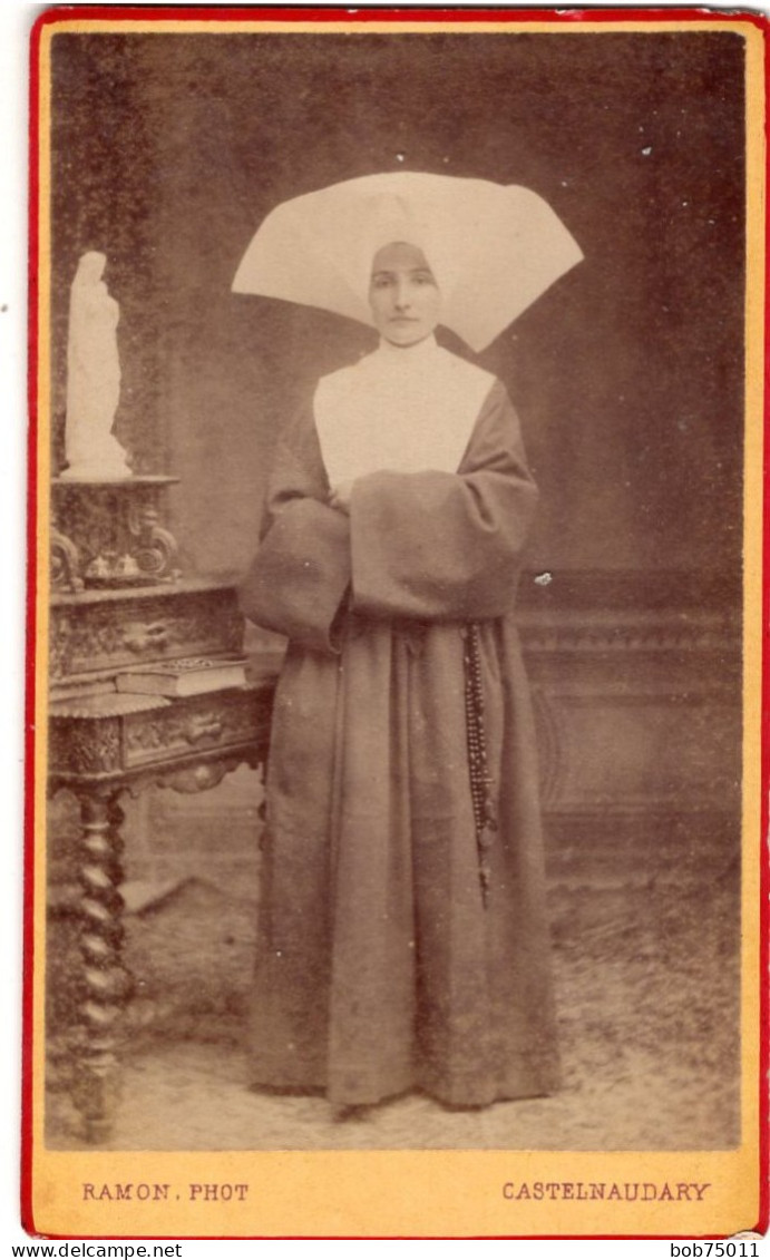 Photo CDV D'une None   élégante Posant Dans Un Studio Photo A Castelnaudary - Anciennes (Av. 1900)