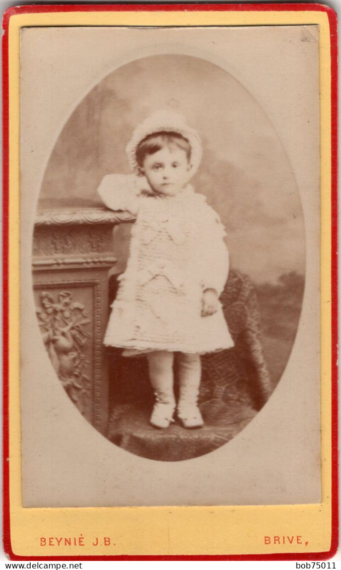 Photo CDV D'une Petite  Fille  élégante Posant Dans Un Studio Photo A Brive - Anciennes (Av. 1900)