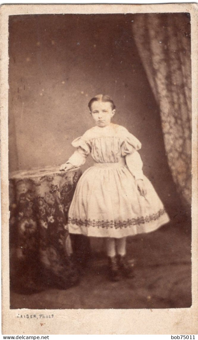 Photo CDV D'une Petite  Fille élégante Posant Assise Dans Un Studio Photo Au Havre - Anciennes (Av. 1900)