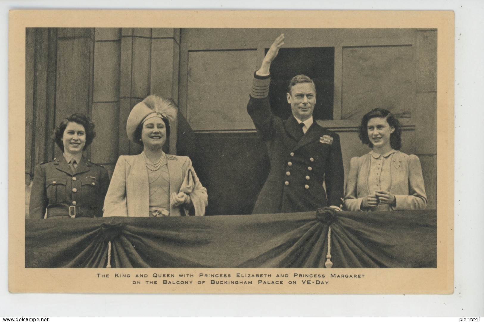 FAMILLES ROYALES - ROYAUME UNI - The King & Queen With Princess ELIZABETH & Princess MARGARET - Buckingham Palace - Familles Royales
