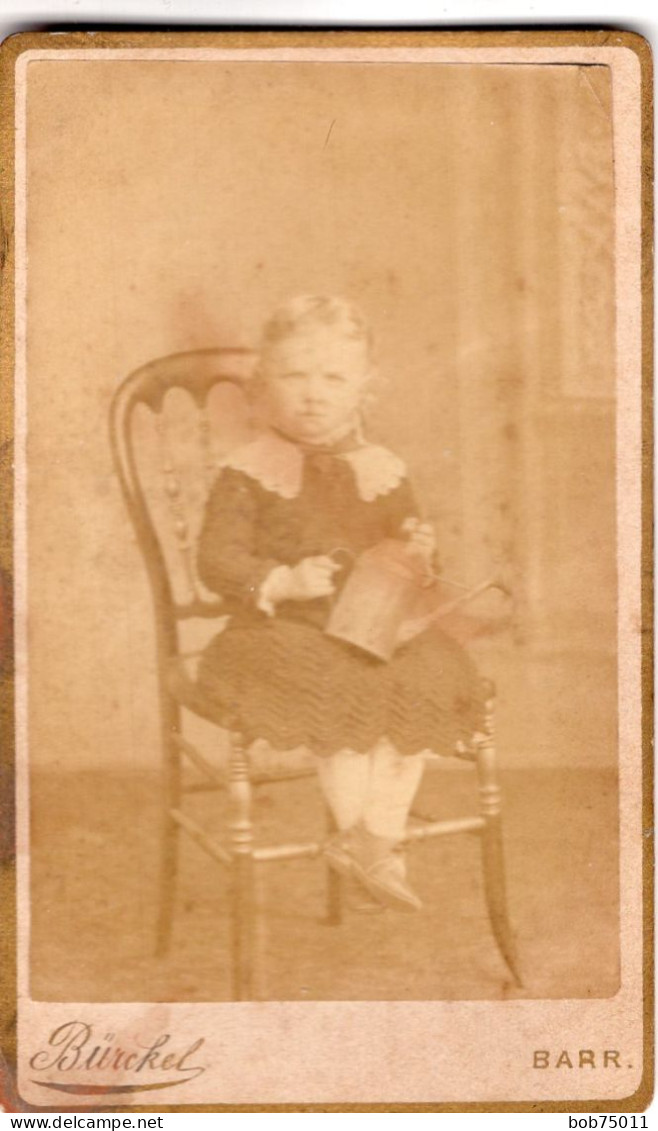 Photo CDV D'une Petite Fille élégante Posant Assise Dans Un Studio Photo A Barr ( Alsace ) - Anciennes (Av. 1900)
