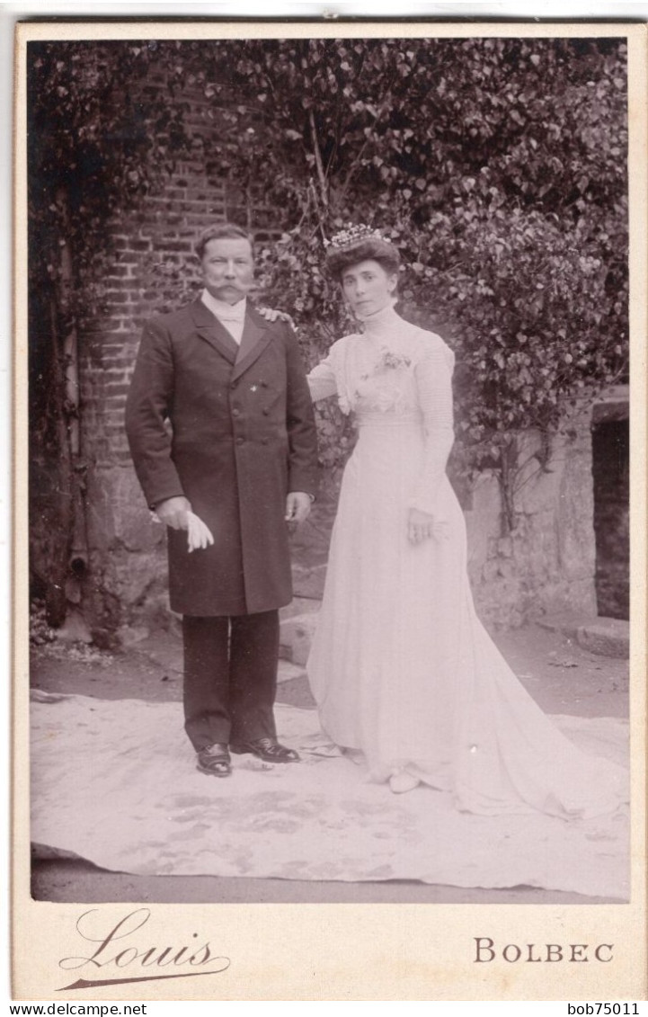 Grande CDV D'un Couple De Marier élégant Posant Devant Leurs Maison A Bolbec - Anciennes (Av. 1900)