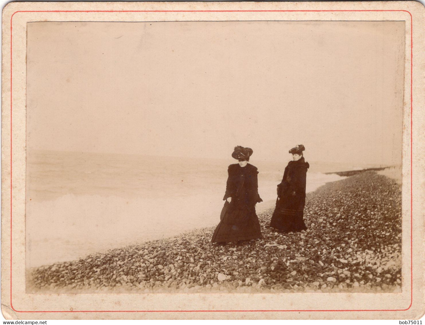 Grande Photo CDV De Deux Femmes élégante Se Promenant Sur La Plage De Galet  De Dieppe En 1902 - Anciennes (Av. 1900)