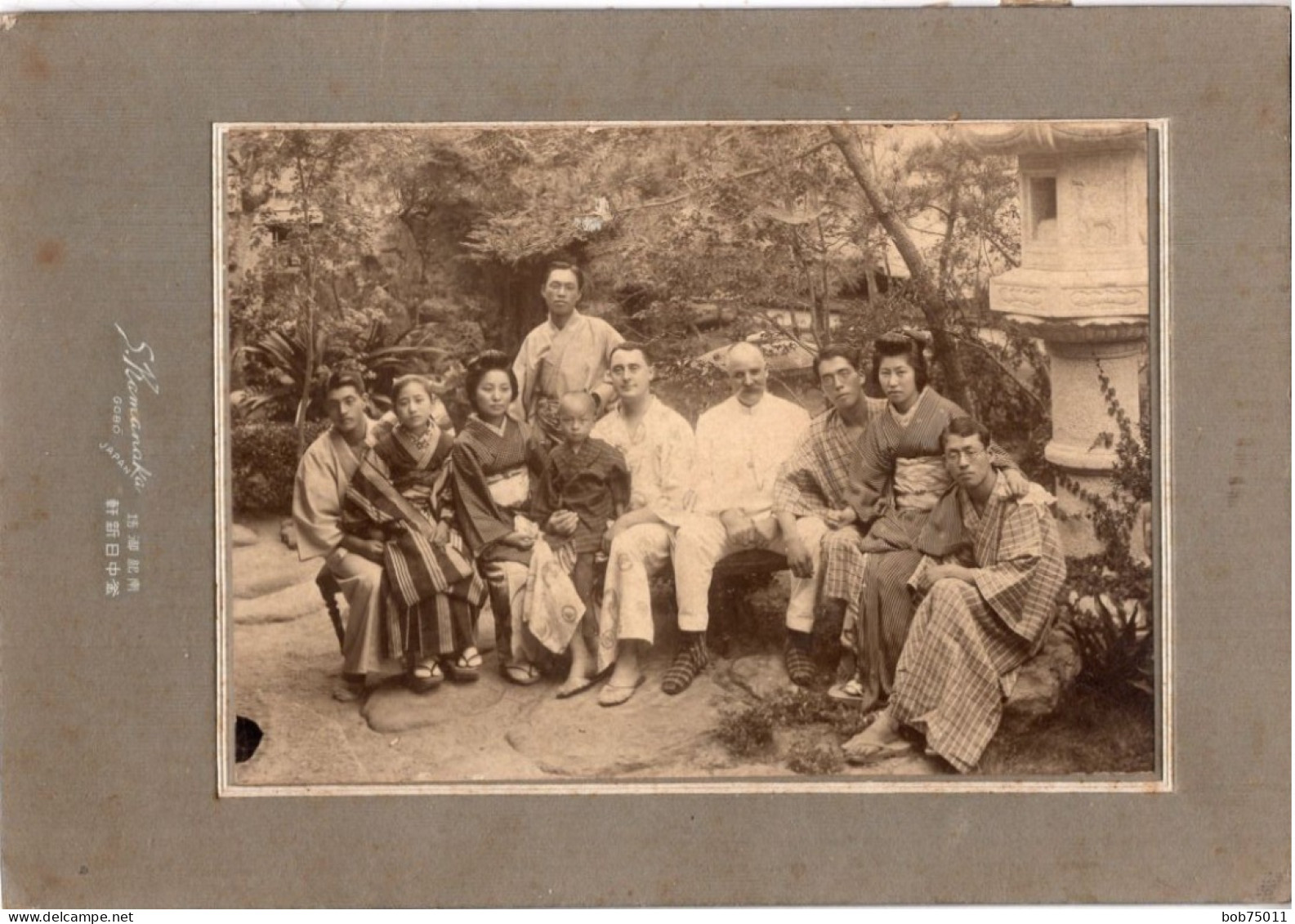 Grande Photo CDV De Deux Hommes Occidentaux Posant Avec Deux Famille Japonaise Dans Un Jardin Au Japon - Anciennes (Av. 1900)