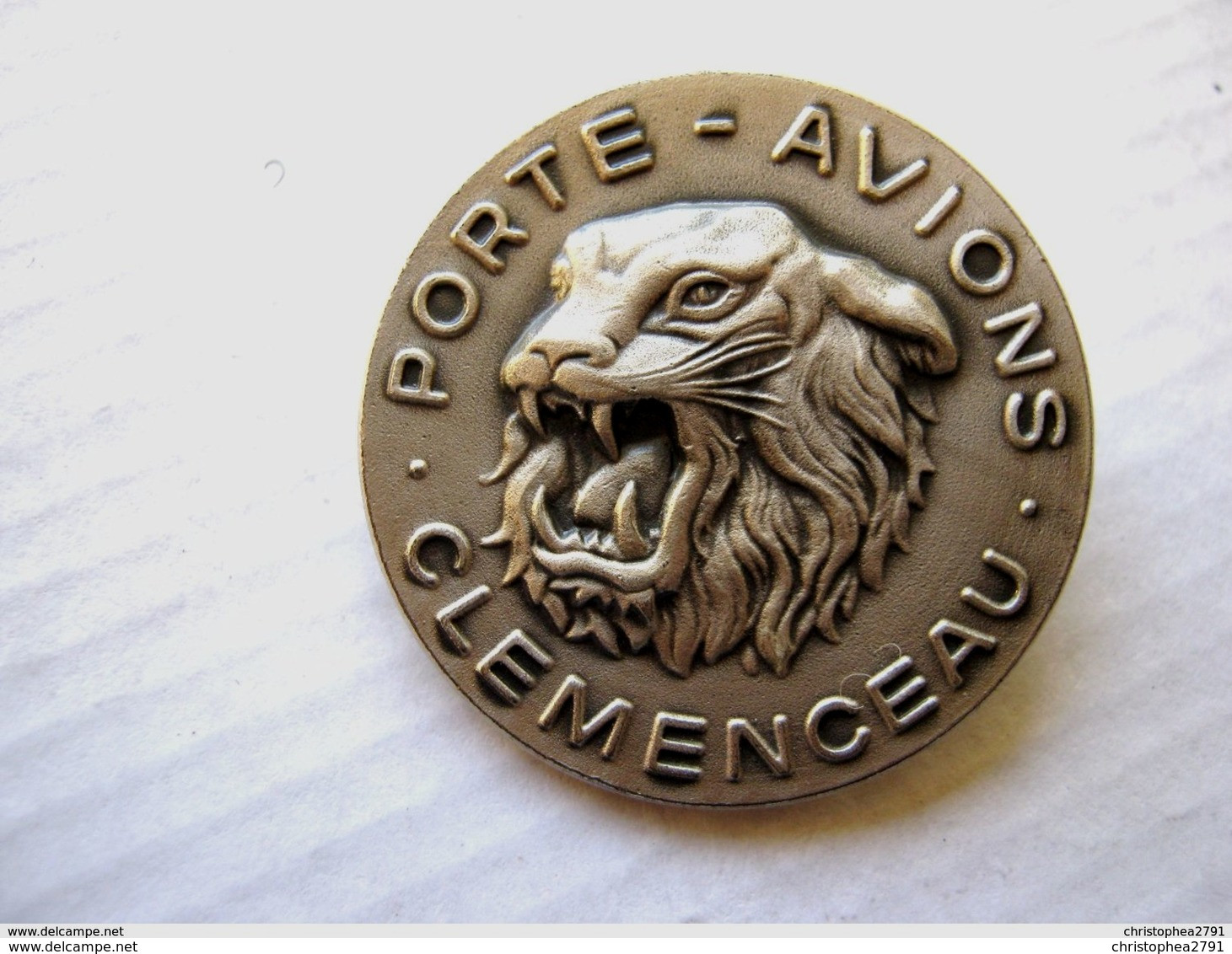 ANCIEN INSIGNE DE LA MARINE NATIONALE DU PORTE AVIONS LE CLEMENCEAU VARIANTE EN FIA Ed. LYON ETAT EXCELLENT - Marine