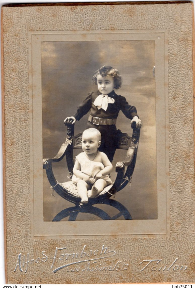 Grande Photo CDV De Deux Petit Enfant élégant Posant Dans Un Studio Photo A Toulon - Anciennes (Av. 1900)