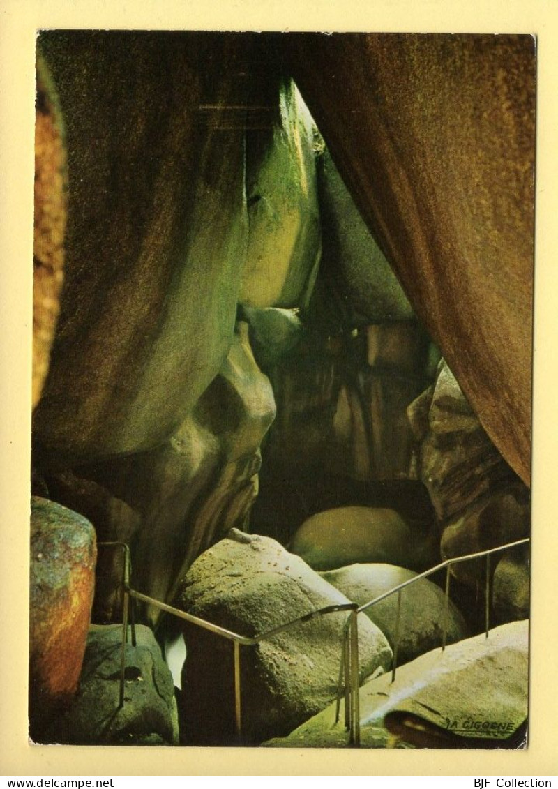 29. HUELGOAT – La Grotte Du Diable (voir Scan Recto/verso) - Huelgoat