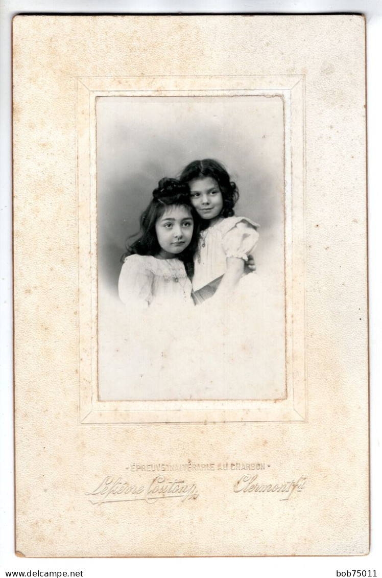 Grande Photo CDV De Deux Petite Fille élégante  Posant Dans Un Studio A Clermont-Ferrand - Anciennes (Av. 1900)