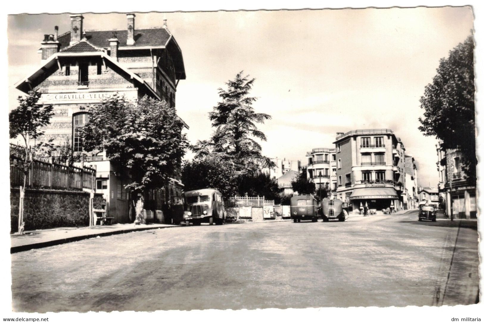 78 - TRÈS BELLE CARTE PHOTO ANIMÉE : VIROFLAY PLACE DE VERDUN - VOITURES ANCIENNES - CAMIONS - BUS - YVELINES - Viroflay