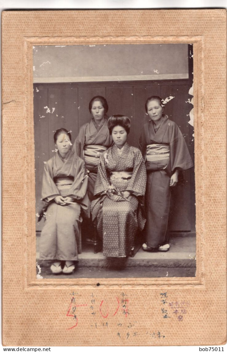Grande Photo CDV De Trois Femmes En Kimono Posant Avec Une Geisha Dans Un Studio Photo Au Japon - Anciennes (Av. 1900)