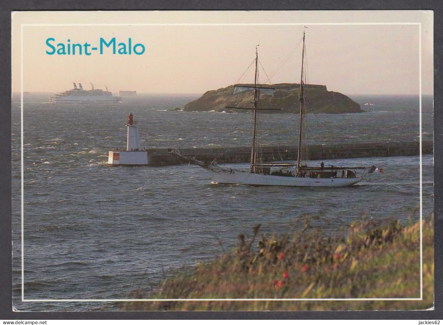 122037/ SAINT-MALO, Goélette Et Ferry Devant Le Grand Bé - Saint Malo