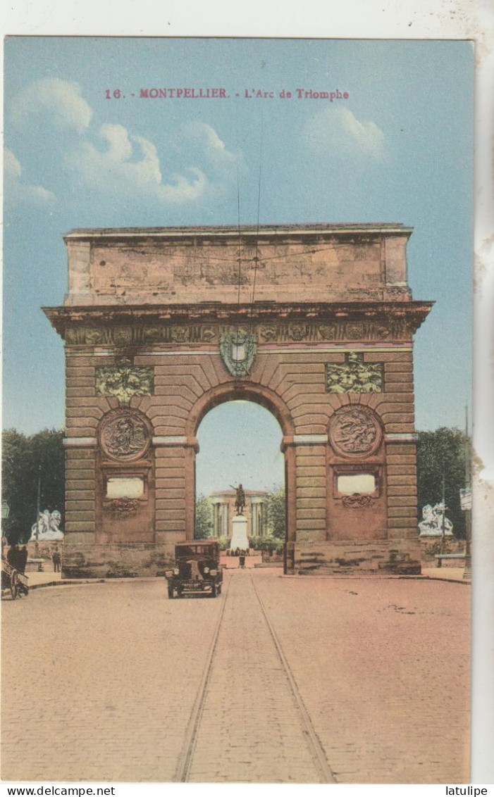 Montpellier  34 Carte Non Circulée L'Arc De Triomphe Route Animée _Voitture  Renault  Et Au Fond Statue - Montpellier