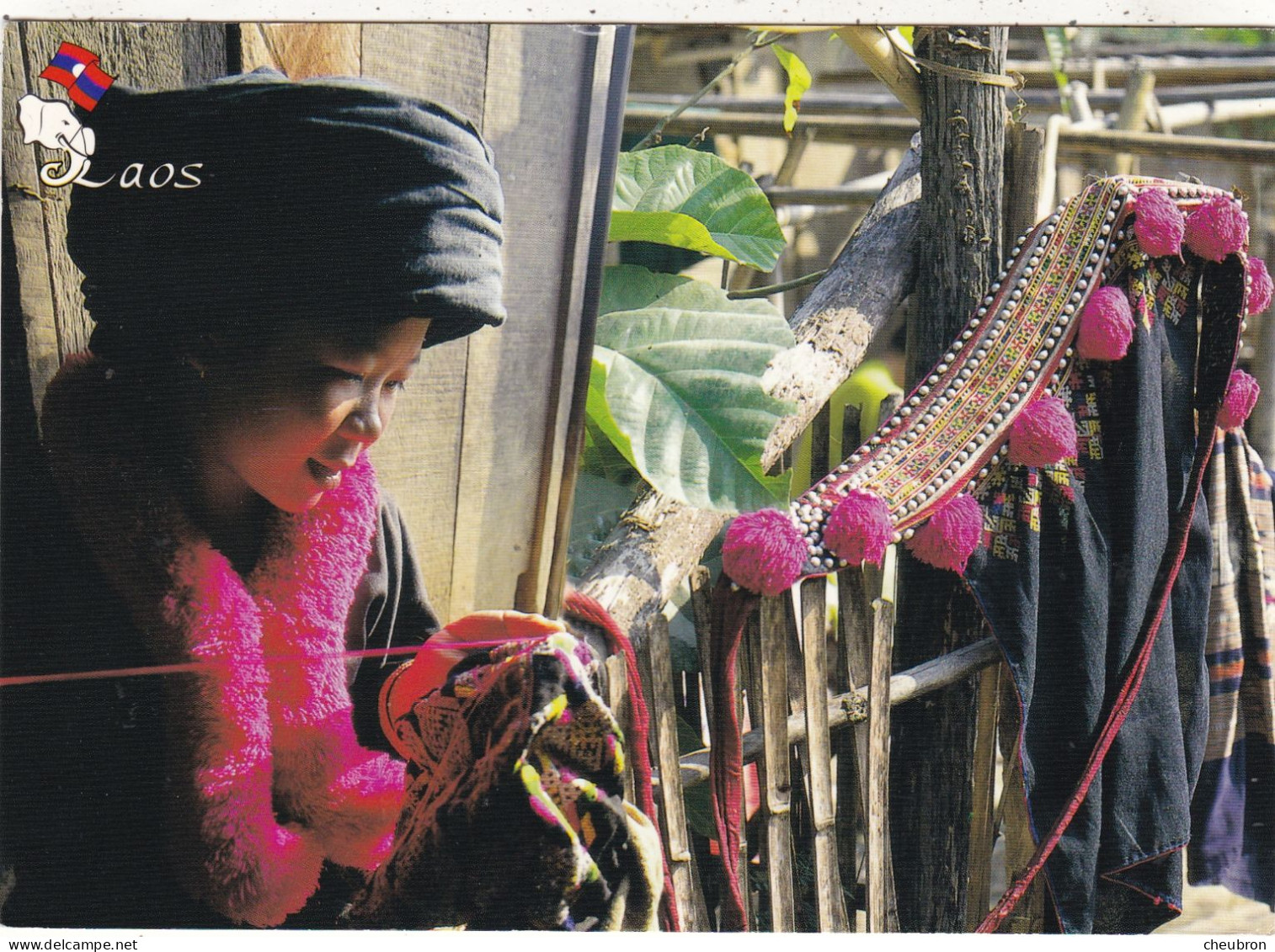 LAOS. VIENTIANE (ENVOYE DE). " YAO WOMEN SEWING HER TRADITIONAL COSTUME ". ANNEE 2004 + TEXTE + TIMBRE. FOTMAT 17x12 Cm - Laos